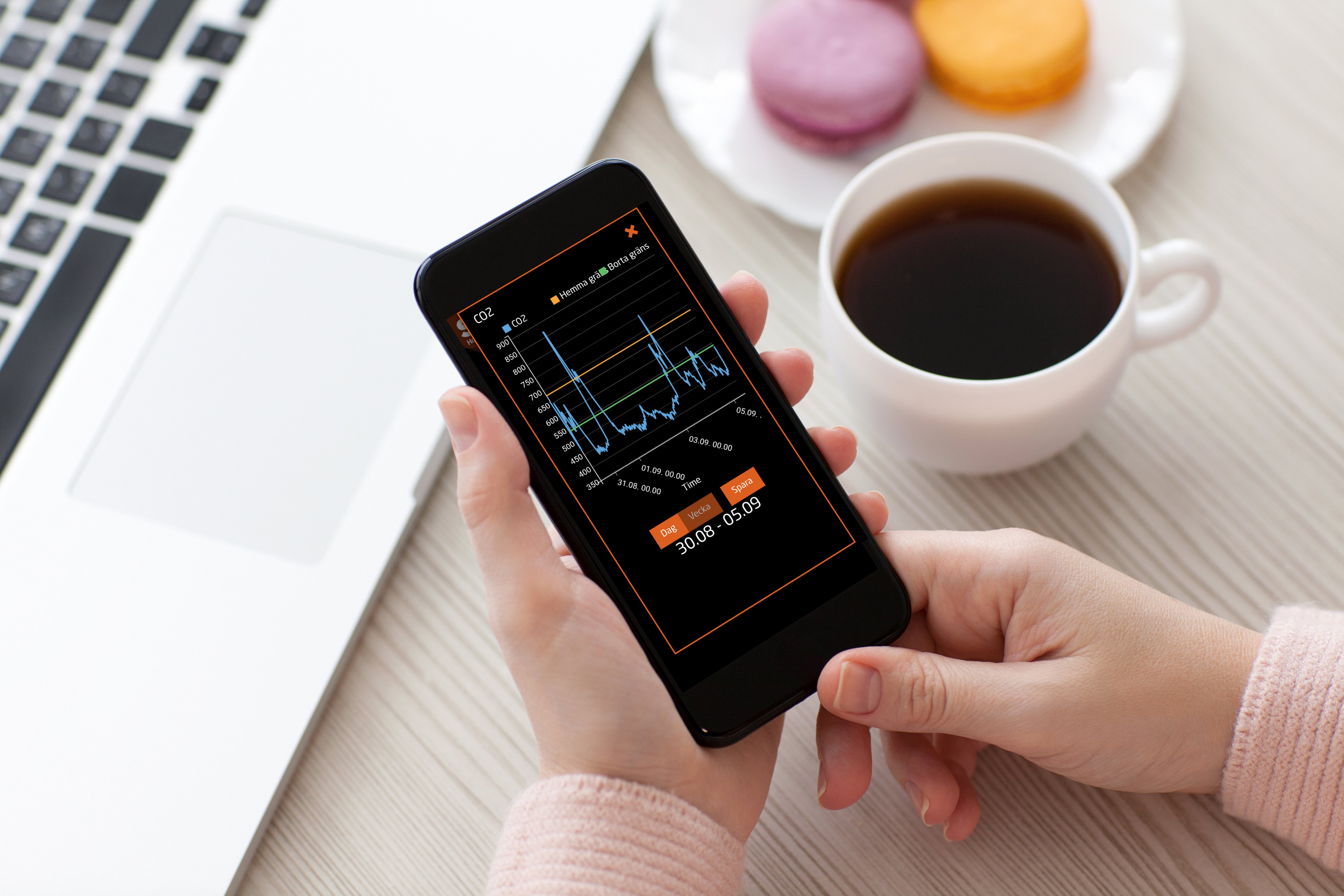 На твоем смартфоне установлены. На твоем смартфоне установлены. Смартфон в руке. Holding a phone charger. Признаки что телефон прослушивают.